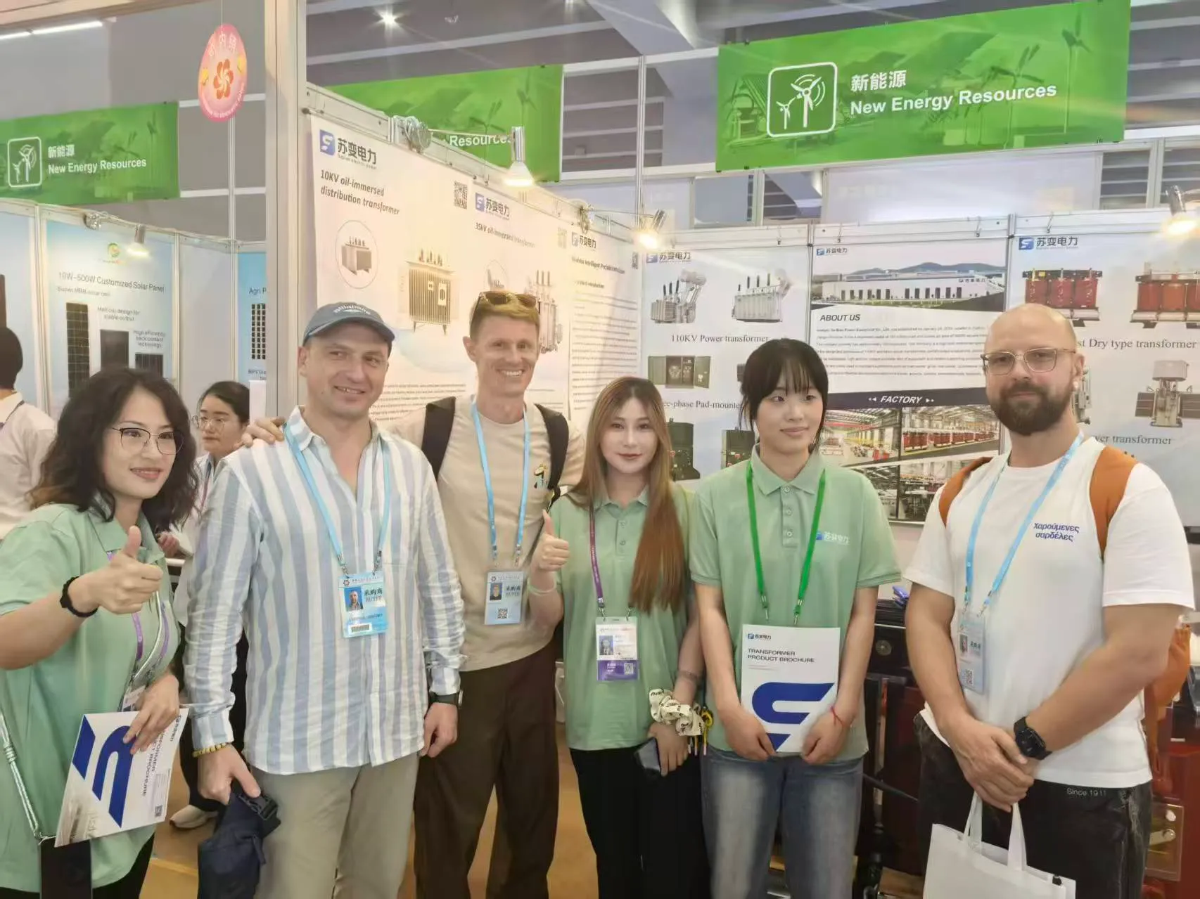 Jiangsu Subian Power team discussing cooperation with Russian customers at the 139th Canton Fair